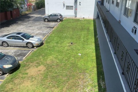 Condo in Hollywood, Florida, 1 bedroom  № 2015087 - photo 8