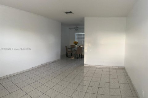Condo in Hollywood, Florida, 1 bedroom  № 2015087 - photo 3