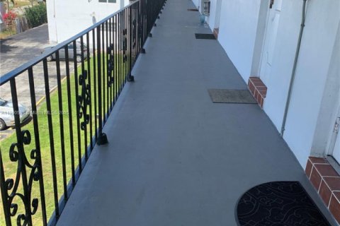 Condo in Hollywood, Florida, 1 bedroom  № 2015087 - photo 9