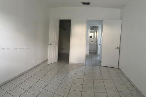 Condo in Hollywood, Florida, 1 bedroom  № 2015087 - photo 4