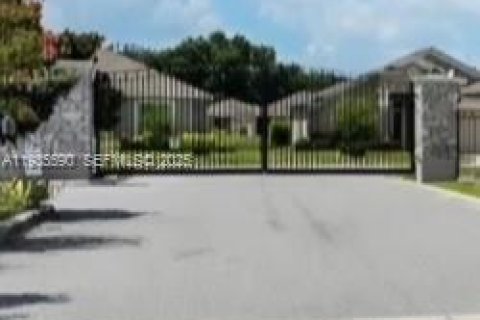 Casa en venta en Lakeland, Florida, 3 dormitorios № 2152553 - foto 2