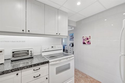 Condominio en venta en Miami, Florida, 1 dormitorio, 82.03 m2 № 2034593 - foto 12