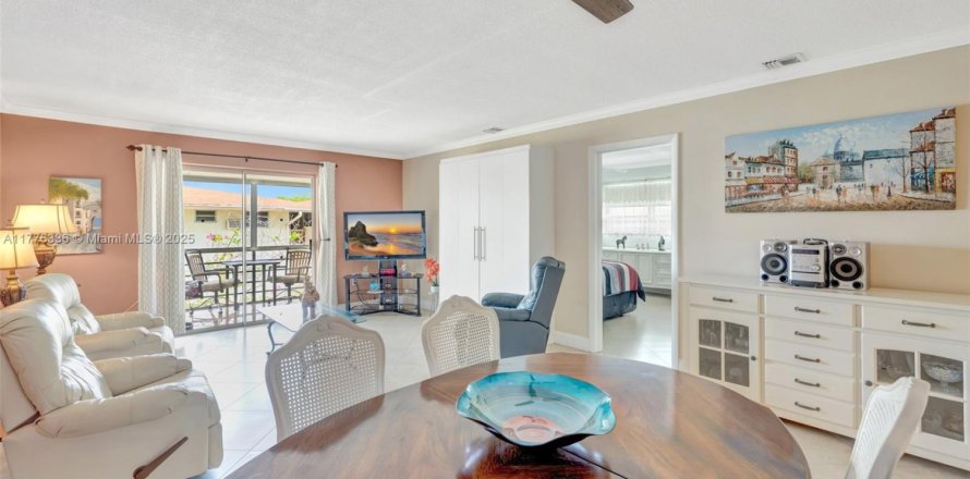 Condominio en Miami, Florida, 1 dormitorio  № 2034593