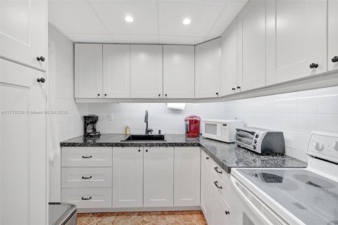 Condominio en venta en Miami, Florida, 1 dormitorio, 82.03 m2 № 2034593 - foto 10