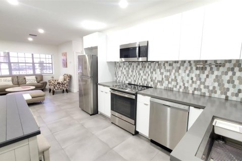 Снять в аренду виллу или дом в Майами, Флорида 3 спальни, 111.48м2, № 2015471 - фото 8