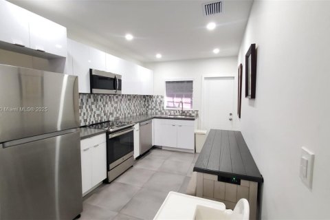 Снять в аренду виллу или дом в Майами, Флорида 3 спальни, 111.48м2, № 2015471 - фото 9