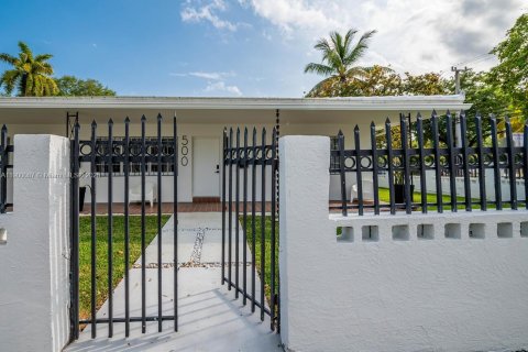 Снять в аренду виллу или дом в Майами, Флорида 3 спальни, 111.48м2, № 2015471 - фото 4