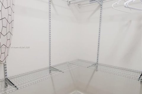 Снять в аренду виллу или дом в Майами, Флорида 3 спальни, 111.48м2, № 2015471 - фото 27