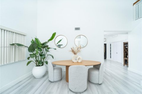 House in Miami Lakes, Florida 4 bedrooms, 167.78 sq.m. № 2044730 - photo 7