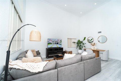 House in Miami Lakes, Florida 4 bedrooms, 167.78 sq.m. № 2044730 - photo 3