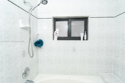 House in Miami Lakes, Florida 4 bedrooms, 167.78 sq.m. № 2044730 - photo 17