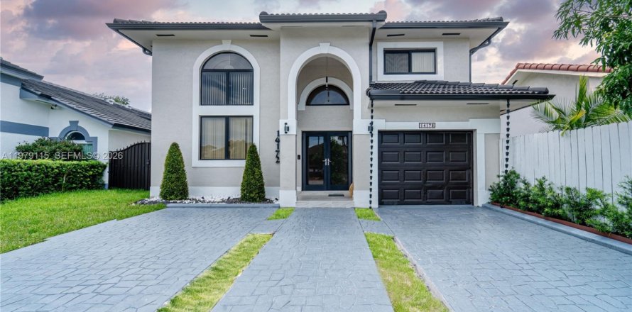 House in Miami Lakes, Florida 4 bedrooms, 167.78 sq.m. № 2044730