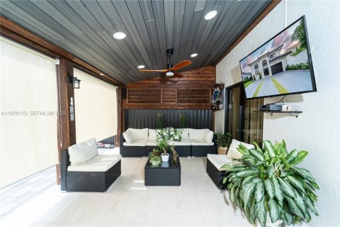 House in Miami Lakes, Florida 4 bedrooms, 167.78 sq.m. № 2044730 - photo 27