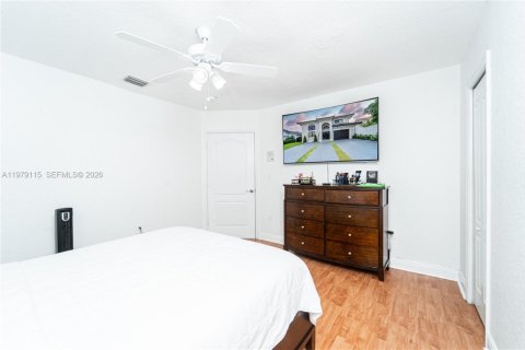 House in Miami Lakes, Florida 4 bedrooms, 167.78 sq.m. № 2044730 - photo 15