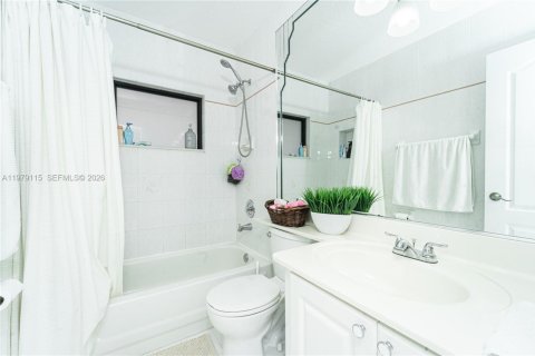 House in Miami Lakes, Florida 4 bedrooms, 167.78 sq.m. № 2044730 - photo 24