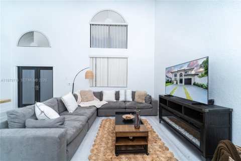 House in Miami Lakes, Florida 4 bedrooms, 167.78 sq.m. № 2044730 - photo 5