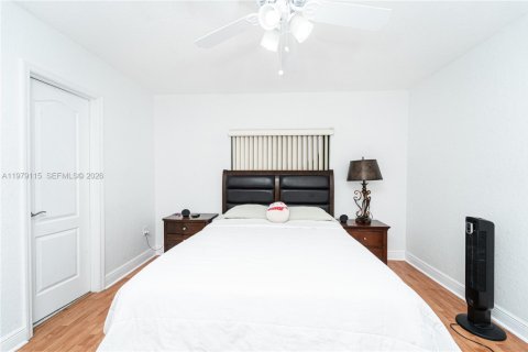 House in Miami Lakes, Florida 4 bedrooms, 167.78 sq.m. № 2044730 - photo 14