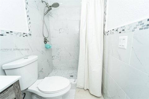 House in Miami Lakes, Florida 4 bedrooms, 167.78 sq.m. № 2044730 - photo 12