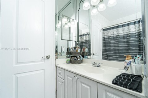 House in Miami Lakes, Florida 4 bedrooms, 167.78 sq.m. № 2044730 - photo 18