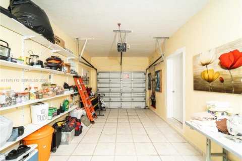 House in Miami Lakes, Florida 4 bedrooms, 167.78 sq.m. № 2044730 - photo 25