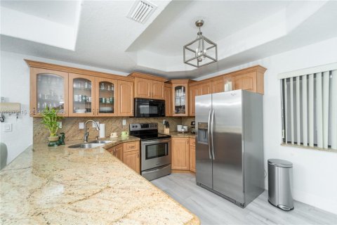 House in Miami Lakes, Florida 4 bedrooms, 167.78 sq.m. № 2044730 - photo 9