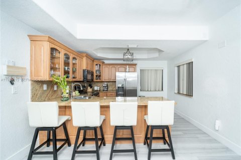 House in Miami Lakes, Florida 4 bedrooms, 167.78 sq.m. № 2044730 - photo 8