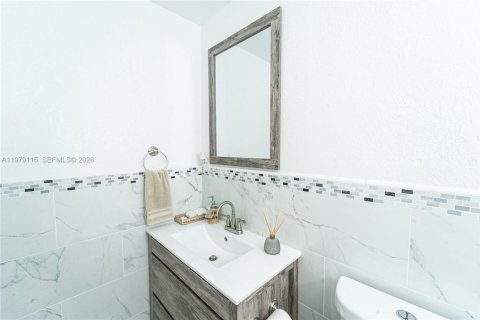 House in Miami Lakes, Florida 4 bedrooms, 167.78 sq.m. № 2044730 - photo 13