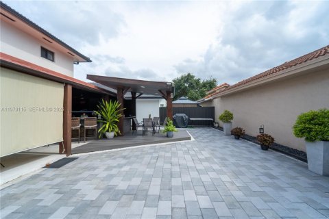 House in Miami Lakes, Florida 4 bedrooms, 167.78 sq.m. № 2044730 - photo 29