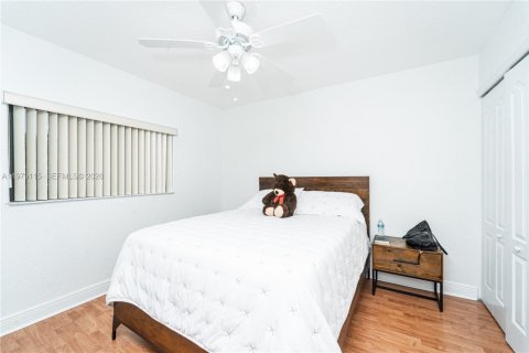 House in Miami Lakes, Florida 4 bedrooms, 167.78 sq.m. № 2044730 - photo 19