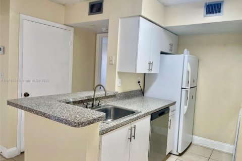 Condominio en alquiler en Miami, Florida, 2 dormitorios, 81.48 m2 № 1890695 - foto 15