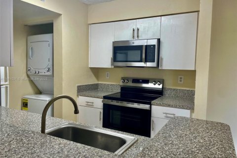 Condominio en alquiler en Miami, Florida, 2 dormitorios, 81.48 m2 № 1890695 - foto 6