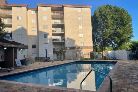 Condominio en alquiler en Miami, Florida, 2 dormitorios, 81.48 m2 № 1890695 - foto 2