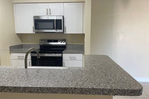 Condo in Miami, Florida, 2 bedrooms  № 1890695 - photo 16