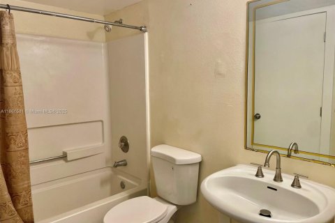Condominio en alquiler en Miami, Florida, 2 dormitorios, 81.48 m2 № 1890695 - foto 11