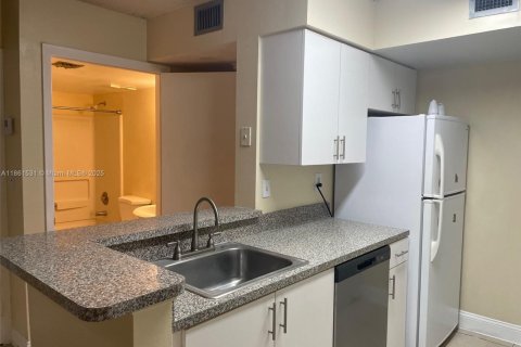 Condo in Miami, Florida, 2 bedrooms  № 1890695 - photo 13