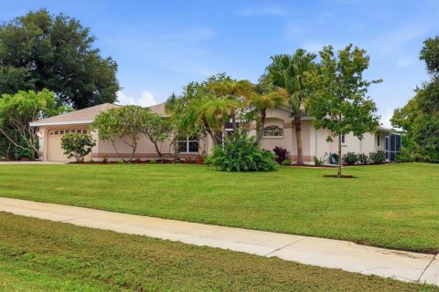 House in Englewood, Florida 5 bedrooms, 269.79 sq.m. № 2403578 - photo 4