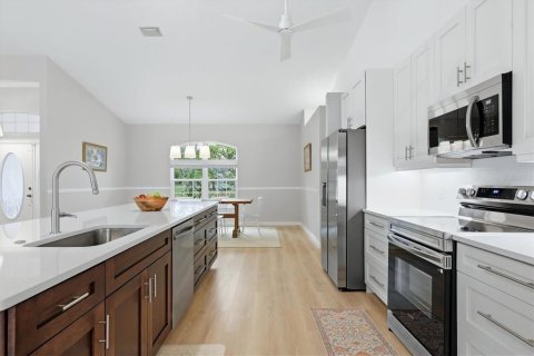 House in Englewood, Florida 5 bedrooms, 269.79 sq.m. № 2403578 - photo 20