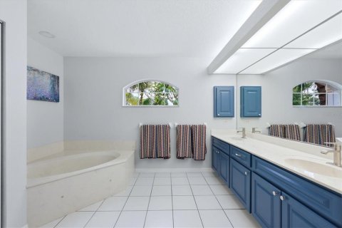 House in Englewood, Florida 5 bedrooms, 269.79 sq.m. № 2403578 - photo 30