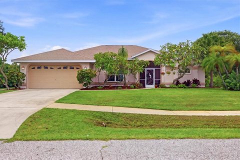 House in Englewood, Florida 5 bedrooms, 269.79 sq.m. № 2403578 - photo 5