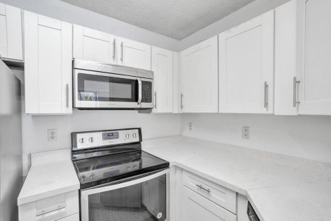Купить кондоминиум в Помпано-Бич, Флорида 4 комнаты, 96.15м2, № 2244616 - фото 16
