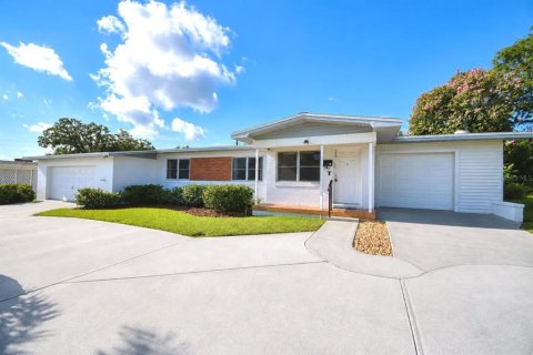 House in Winter Haven, Florida 3 bedrooms, 175.59 sq.m. № 2203157 - photo 2