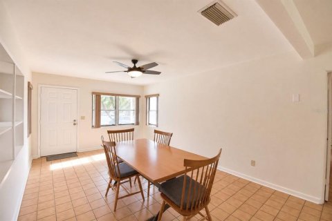 House in Winter Haven, Florida 3 bedrooms, 175.59 sq.m. № 2203157 - photo 3