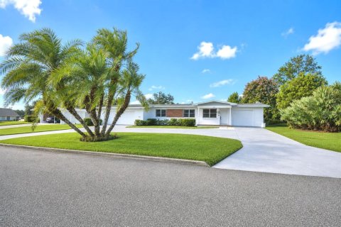 House in Winter Haven, Florida 3 bedrooms, 175.59 sq.m. № 2203157