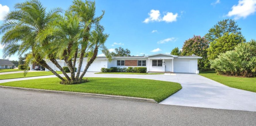 House in Winter Haven, Florida 3 bedrooms, 175.59 sq.m. № 2203157
