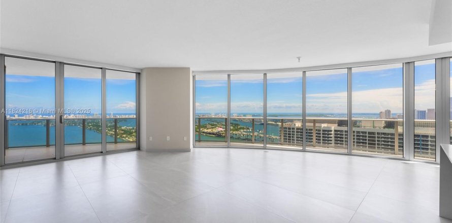 Condominio en Miami, Florida, 3 dormitorios № 1790510
