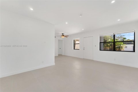 Снять в аренду виллу или дом в Халландейл-Бич, Флорида 1 спальня, 222.5м2, № 1998520 - фото 9