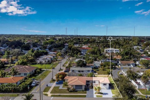 Снять в аренду виллу или дом в Халландейл-Бич, Флорида 1 спальня, 222.5м2, № 1998520 - фото 19