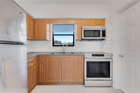 Снять в аренду виллу или дом в Халландейл-Бич, Флорида 1 спальня, 222.5м2, № 1998520 - фото 11