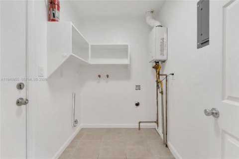 Снять в аренду виллу или дом в Халландейл-Бич, Флорида 1 спальня, 222.5м2, № 1998520 - фото 13