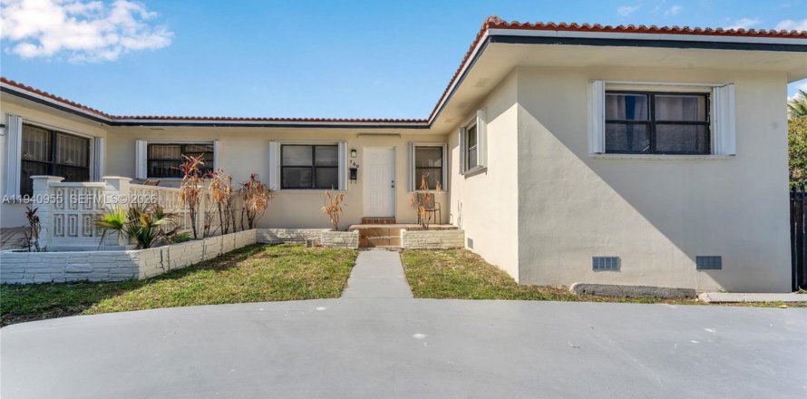 Дом в Халландейл-Бич, Флорида 1 спальня, 222.5м2 № 1998520